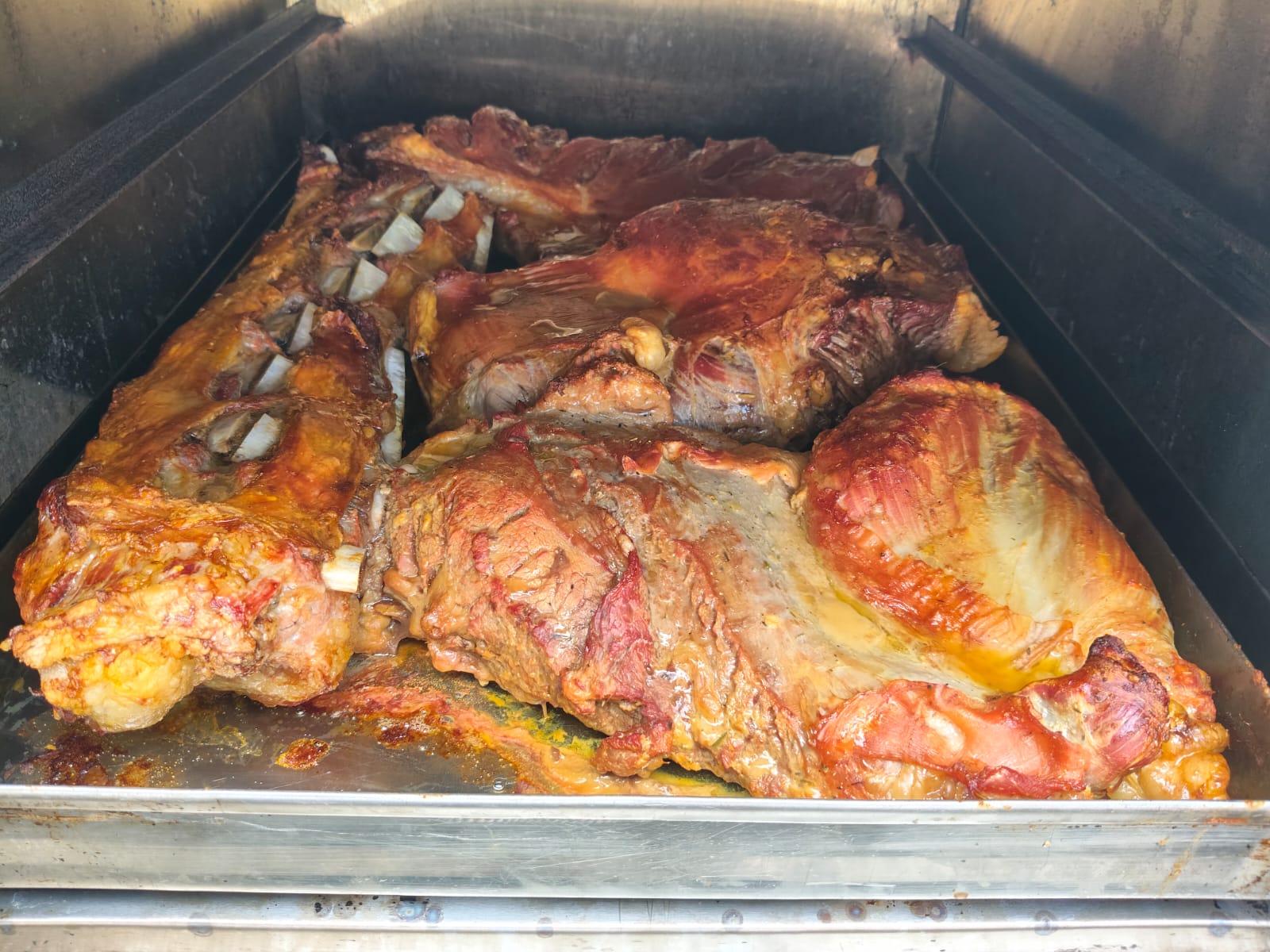 Carne asándose al carbón en Mi Ranchito